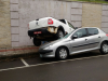 Carro despenca de garagem e cai sobre outro veículo
