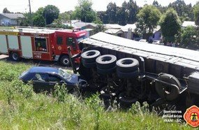 Carreta tomba após colisão e deixa dois feridos na BR-153