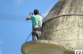 Trabalhador é flagrado lavando torre da igreja sem capacete