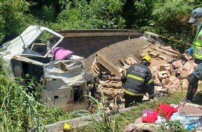 Condutor fica ferido ao tombar caminhão de bebidas na SC-135