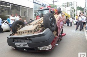Veículo capota após ter a preferencial cortada no centro de Joaçaba