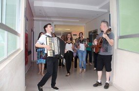 Coral da Unoesc canta e encanta pacientes e colaboradores do Hust