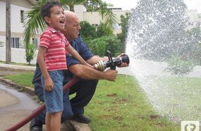 Presente de Natal: menino realiza sonho de conhecer os Bombeiros