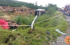 Colisão entre carro e ônibus mata uma pessoa na BR-153