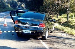 Homem é encontrado esfaqueado dentro de veículo com drogas
