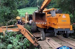 Colheitadeira quase cai de ponte no interior de Ouro