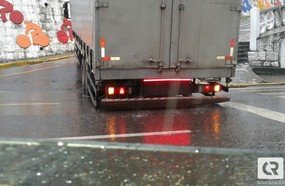Caminhão entala e prejudica trânsito no centro de Joaçaba