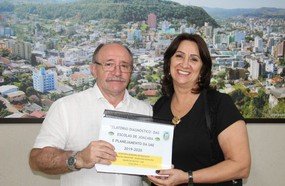Secretária entrega diagnóstico e plano de ações para a educação