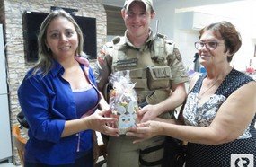 Policial Militar doa cestas de páscoa para crianças do abrigo