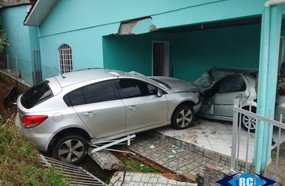 Carro desanda, atinge veículos e residência em Capinzal