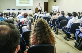Professor afirma que será necessário menos trabalho para produzir as coisas