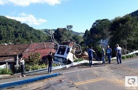 Caminhão sem freio tomba em residência no centro de Ibicaré