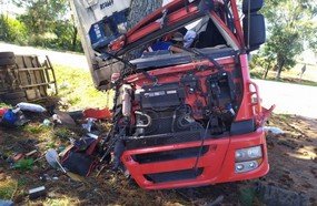 Motorista é projetado de caminhão após colisão na BR-282