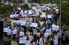 Mais de três mil manifestantes protestam em Videira