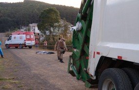Adolescente de bicicleta morre atropelado por caminhão