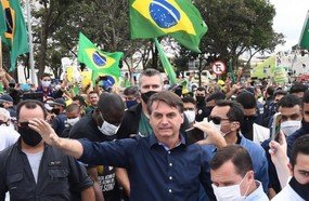 Justiça ordena que Bolsonaro use máscara em locais públicos
