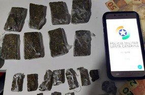 PM estoura ponto de venda de drogas no centro de Videira
