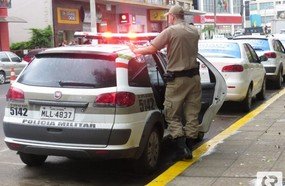 Elemento com mandado de prisão em aberto é preso no centro de Joaçaba