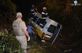 Acidente com van escolar mata duas pessoas na SC-150