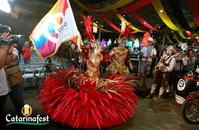 Carnaval de Joaçaba é apresentado no Catarinafest, em Brasília