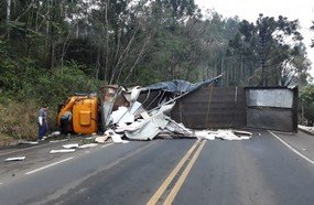 Caminhão fica atravessado na pista após tombar na SC-453