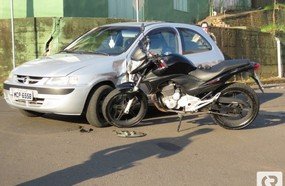 Colisão entre carro e moto deixa mulher ferida em Herval