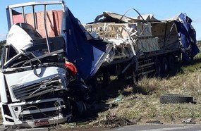 Motorista morre em colisão entre carretas em Água Doce