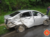 Veículo bate em carreta após rodar na pista na BR-153