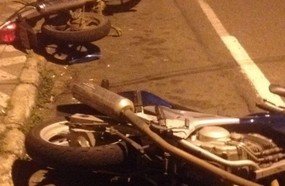 Após arrumar confusão, motorista joga veículo sobre motocicletas