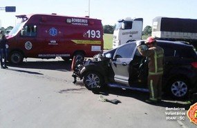 Colisão entre carro e carreta no trevão de Irani