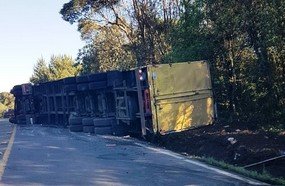 Motorista de 70 anos fica ferido após tombar carreta na BR-282