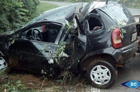 Motorista sai ileso após despencar em barranco com veículo de Herval