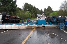 Carreta fica atravessada na pista após capotar na BR-153