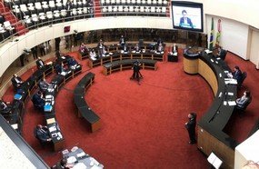Tribunal realiza sessão que pode afastar governador e a vice