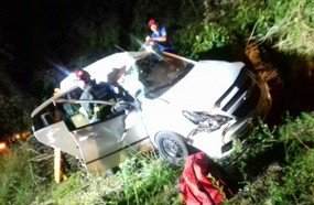 Motorista fica ferido após se perder em curva e capotar na BR-282