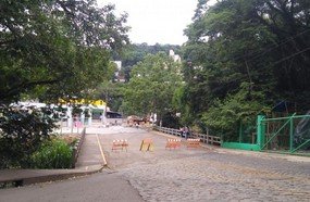 Rua em frente ao Parque Central interditada para obras