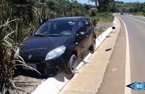 Carro sai da pista após condutor perder o controle da direção