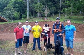 Bombeiros localizam criança de 4 anos que se perdeu na mata