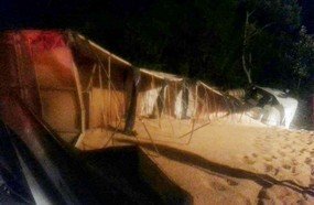 Carreta carregada tomba após ser atingida por carro na BR-282