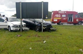 Veículos vão parar no canteiro após colisão no trevão de Irani