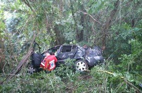 Veículo com placas de Luzerna despenca em barranco na BR-153