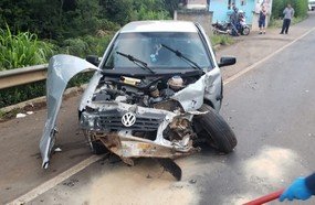 Motorista fica preso às ferragens em colisão entre carro e caminhão
