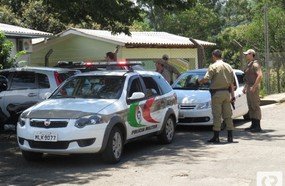 Polícia aborda veículo e encontra arma municiada e raspada