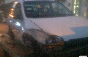 Jovem embriagado bate em carro estacionado