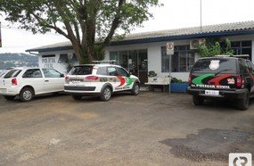 Homem que matou padrasto com golpes de ferro se apresenta à polícia