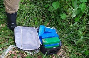 Mala com 10 kg de maconha é abandonada em rodovia