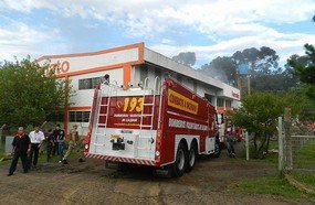 Bombeiros combatem incêndio em fábrica de puxadores