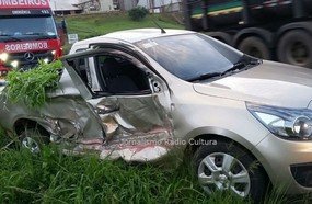 Colisão entre carro e caminhão deixa um ferido em Campos Novos