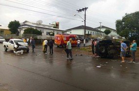 Veículo tomba ao ser atingido em Campos Novos