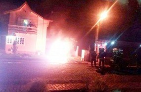 Carro de advogado pega fogo durante a madrugada em Treze Tílias